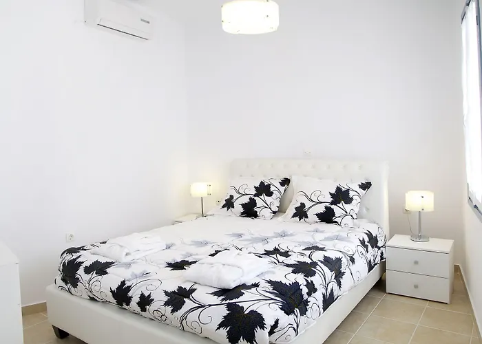 فندق Athiri Santorini 3*